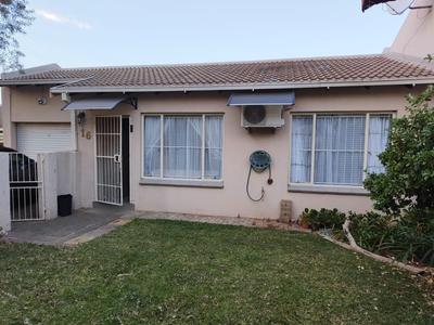 Townhouse For Rent in Langenhovenpark, Bloemfontein